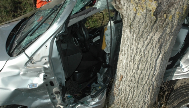 TRAGEDIE RUTIERĂ LA CONSTANȚA. ȘOFER MORT, DUPĂ CE S-A IZBIT CU MAȘINA DE COPAC - dsc00261385638007-1495087865.jpg