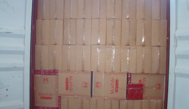 Peste 190.000 de pachete cu țigări, susceptibile a fi contrafăcute, descoperite într-un container din Portul Constanța Sud Agigea / Galerie foto - dsc00415-1402644185.jpg