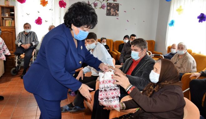 Femeile din PSD Constanţa au oferit pachete cu alimente şi îmbrăcăminte bătrânilor din cămine - dsc0044-1639905852.jpg