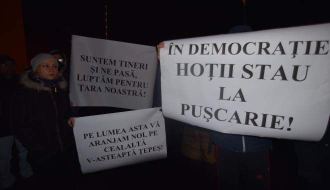 Galerie foto / Cel mai amplu protest din ultimii 26 de ani. Sediul PSD Constanța, baricadat de mascați. Număr record de manifestanți! - dsc0046-1485987257.jpg