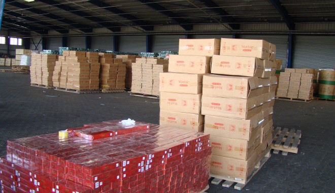 Peste 190.000 de pachete cu țigări, susceptibile a fi contrafăcute, descoperite într-un container din Portul Constanța Sud Agigea / Galerie foto - dsc00474-1402644205.jpg
