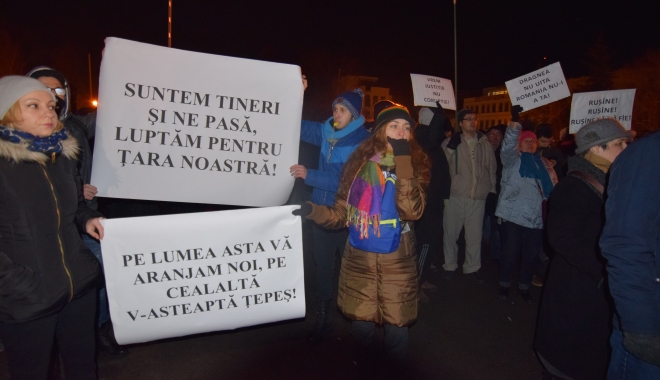 Galerie foto / Cel mai amplu protest din ultimii 26 de ani. Sediul PSD Constanța, baricadat de mascați. Număr record de manifestanți! - dsc0048-1485987270.jpg