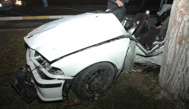 Galerie FOTO. Accident rutier grav! S-a izbit cu mașina de un copac, în stațiunea Mamaia - dsc0050-1386922228.jpg