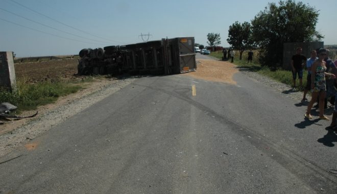 ACCIDENT RUTIER LA CONSTANȚA. UN TIR S-A RĂSTURNAT. TRAFICUL, ÎNGREUNAT - dsc00981376947955-1469451314.jpg