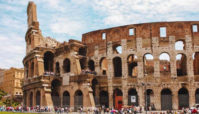 Cine este bărbatul care și-a scrijelit numele pe Colosseum-ul din Roma. Riscă o pedeapsă pe măsură