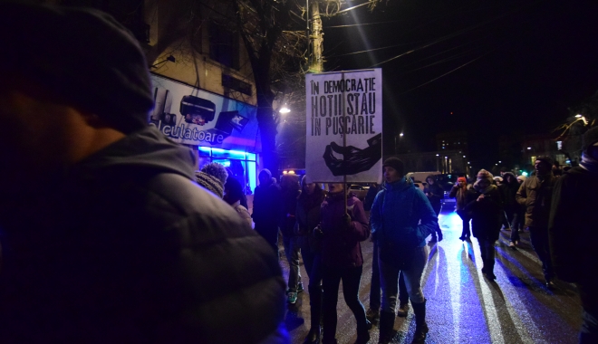 Galerie foto / Cel mai amplu protest din ultimii 26 de ani. Sediul PSD Constanța, baricadat de mascați. Număr record de manifestanți! - dsc0132-1485987283.jpg