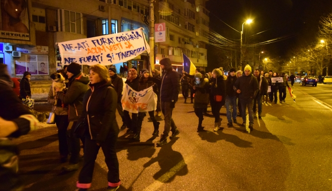 Galerie foto / Cel mai amplu protest din ultimii 26 de ani. Sediul PSD Constanța, baricadat de mascați. Număr record de manifestanți! - dsc0247-1485987376.jpg
