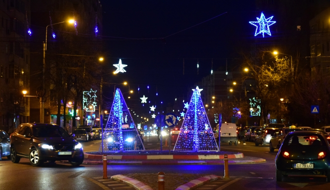 Galerie foto / Vin sărbătorile! Spectacol de lumini și culoare, pe străzile din Constanța - dsc0278-1481309507.jpg