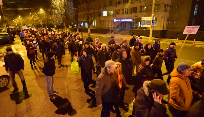Galerie foto / Cel mai amplu protest din ultimii 26 de ani. Sediul PSD Constanța, baricadat de mascați. Număr record de manifestanți! - dsc0291-1485987457.jpg