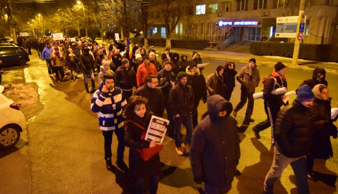 Galerie foto / Cel mai amplu protest din ultimii 26 de ani. Sediul PSD Constanța, baricadat de mascați. Număr record de manifestanți! - dsc0295-1485987661.jpg