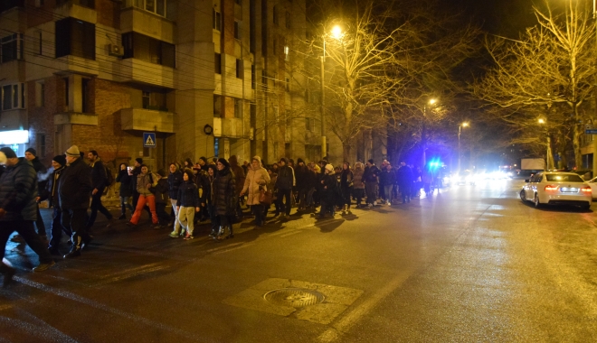 Galerie foto / Cel mai amplu protest din ultimii 26 de ani. Sediul PSD Constanța, baricadat de mascați. Număr record de manifestanți! - dsc0350-1485987485.jpg