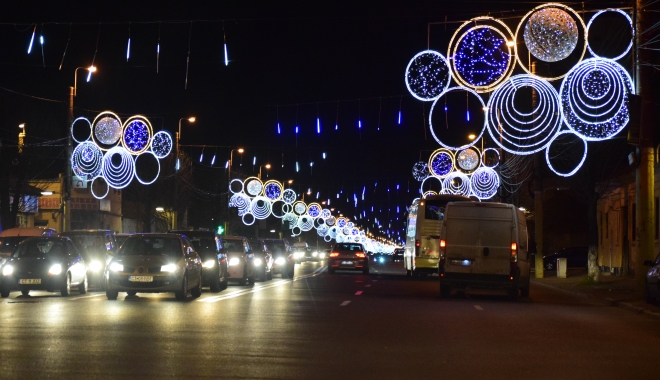 Galerie foto / Vin sărbătorile! Spectacol de lumini și culoare, pe străzile din Constanța - dsc0396-1481309668.jpg