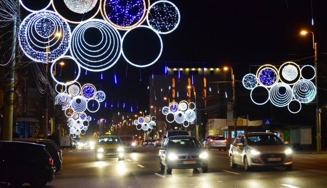 Galerie foto / Vin sărbătorile! Spectacol de lumini și culoare, pe străzile din Constanța - dsc0404-1481309649.jpg