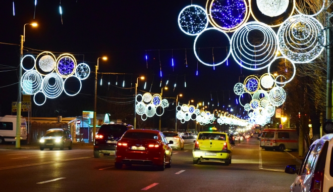 Galerie foto / Vin sărbătorile! Spectacol de lumini și culoare, pe străzile din Constanța - dsc0407-1481309613.jpg