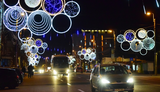 Galerie foto / Vin sărbătorile! Spectacol de lumini și culoare, pe străzile din Constanța - dsc0413-1481309595.jpg