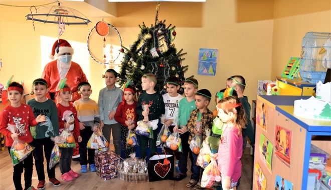 Moș Crăciun le-a împărţit o mulţime de daruri copiilor din Cumpăna - dsc0418-1640252774.jpg