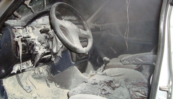 Un Volkswagen Passat a luat foc în stațiunea Mamaia - dsc05035-1336325994.jpg