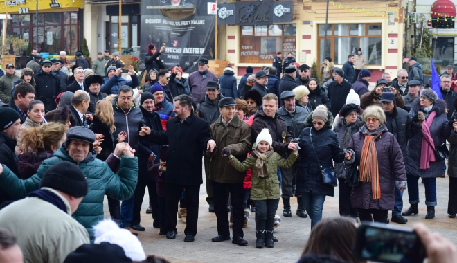 GALERIE FOTO. De ziua Micii Uniri, constănțenii au dat mână cu mână în Piața Ovidiu - dsc0658-1485258596.jpg