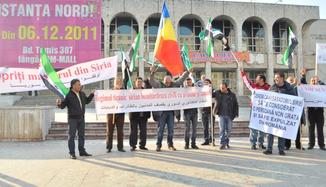 Membrii comunității siriene protestează în fața Casei de Cultură - dsc0665-1321621430.jpg