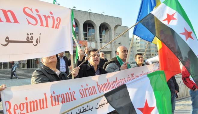 Membrii comunității siriene protestează în fața Casei de Cultură - dsc0679-1321621457.jpg