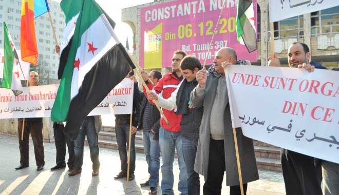 Membrii comunității siriene protestează în fața Casei de Cultură - dsc0687-1321621448.jpg