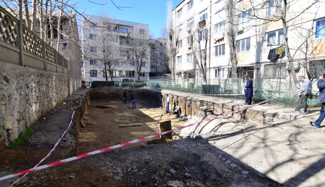 Constanța e chiar sat fără câini? MISTERUL construcției din strada Sarmizegetusa. 