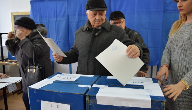 Alertă la 112! Un membru al unei comisii de vot ar fotografia alegătorii - dsc0948-1481456839.jpg