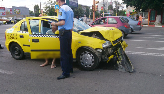 Galerie FOTO. Grav accident rutier pe I.C. Brătianu. Șoferul și asistenta de pe Ambulanța implicată, grav răniți - dsc12461402574484-1402579945.jpg