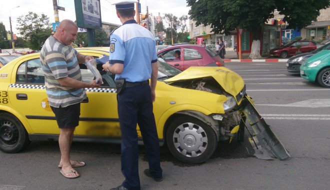Galerie FOTO. Grav accident rutier pe I.C. Brătianu. Șoferul și asistenta de pe Ambulanța implicată, grav răniți - dsc124711402574497-1402579957.jpg