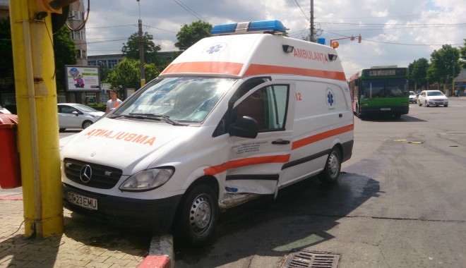 Galerie FOTO. Grav accident rutier pe I.C. Brătianu. Șoferul și asistenta de pe Ambulanța implicată, grav răniți - dsc1250-1402574529.jpg