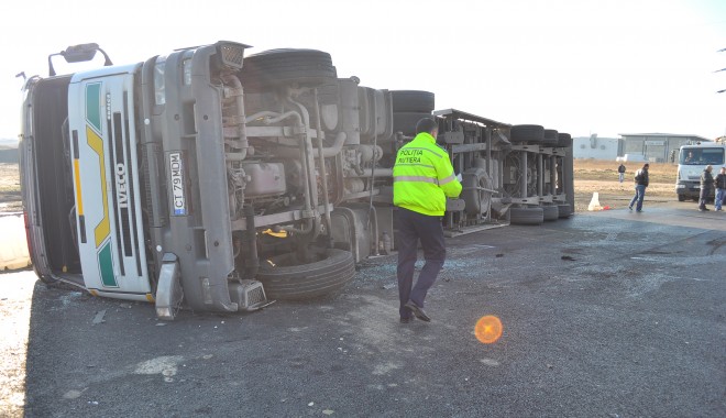 Accident incredibil pe șoseaua Mangaliei. Un șofer beat mangă s-a răsturnat cu tirul - dsc1534-1319010247.jpg