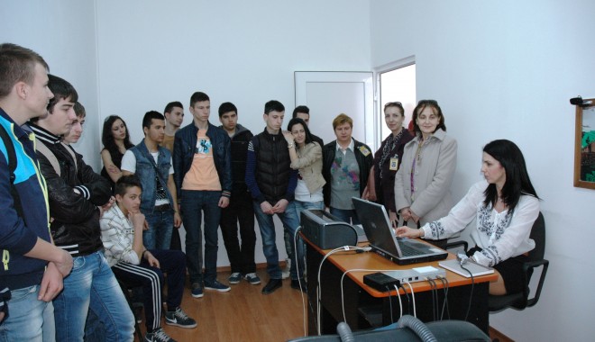 Zeci de elevi, în vizită la criminaliștii constănțeni - dsc8021-1395829736.jpg