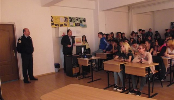Elevii din Năvodari, față în față cu jandarmii - dscf4896-1460628692.jpg