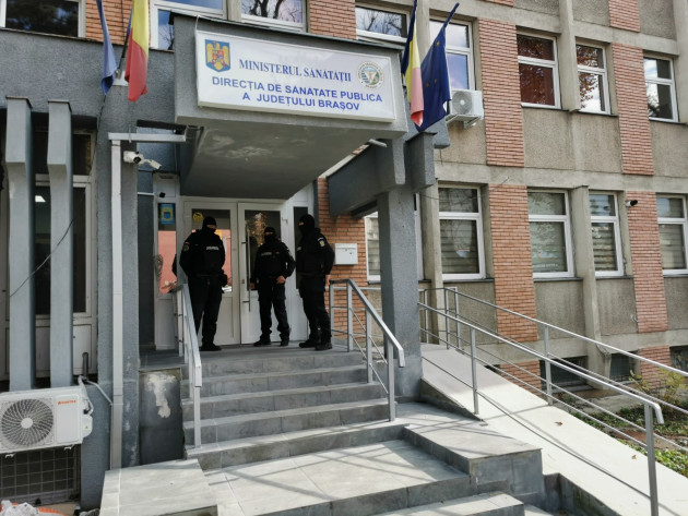 Percheziții la DSP Brașov. Șefa instituției a fost săltată de DNA și pusă sub control judiciar - dspbrasovjandarmi-1761554119.jpeg