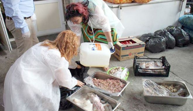 JALE LA CONSTANȚA / Amenzi pentru mâncare și carne stricată - dsv1495469227-1520243116.jpg