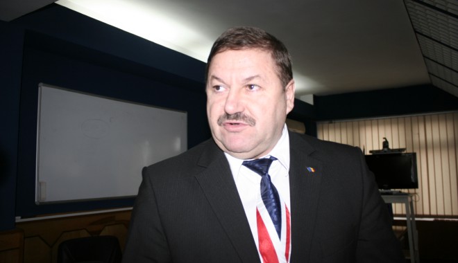 Magazinele din școli și din apropierea acestora, luate la puricat de către inspectorii DSVSA - dsvdirectorromeolazarfotoadi3-1349252158.jpg