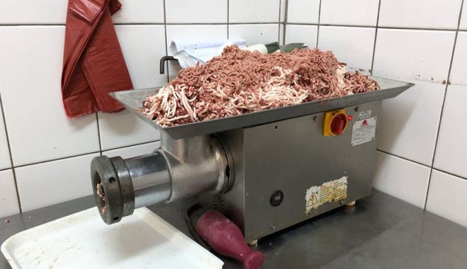 Supermarketuri luate  la control de inspectorii DSV Constanța - dsvmancare-1519663178.jpg