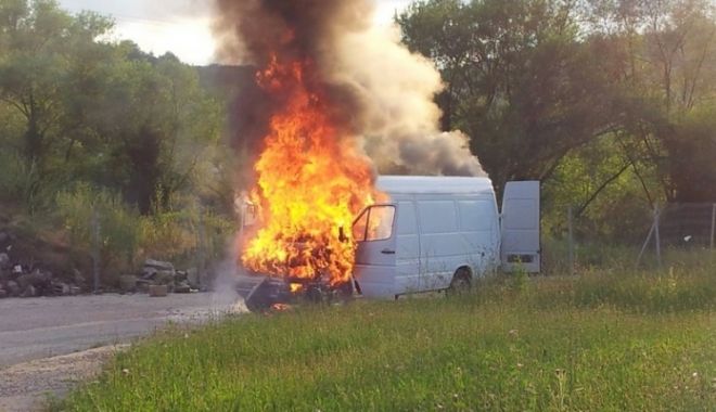 UPDATE. Arde o dubă încărcată cu MOTORINĂ! Intervin pompierii constănțeni - duba-1524562188.jpg
