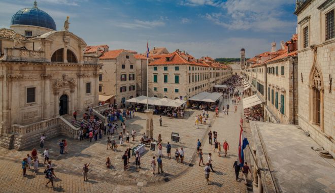 Primarul unui oraș faimos din Europa nu mai vrea trolere. Vrea să-i oblige pe turiști să le care în brațe
