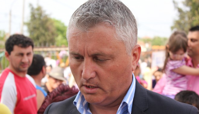Polițist local din Ovidiu, agresat de un cetățean ce vandaliza afișele PDL - dumitrubocai20-1337347739.jpg
