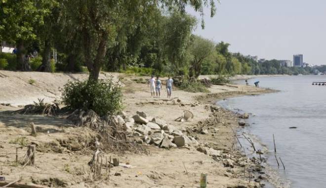 Nivelul Dunării, foarte scăzut din cauza secetei - dunare-1438188066.jpg