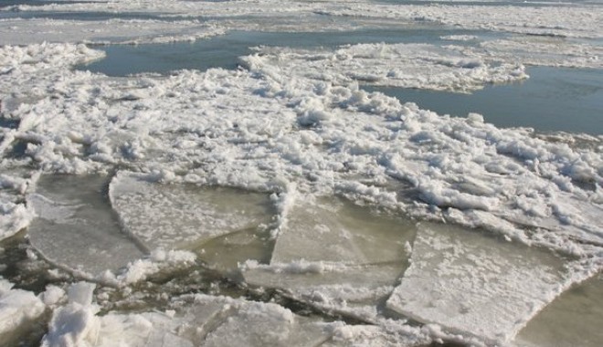Bulgaria și România au decis suspendarea totală a traficului pe Dunăre - dunareaingheteata3feb2012ovidiui-1328723127.jpg