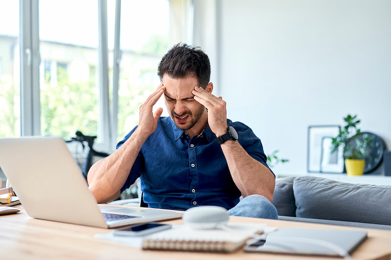 De ce vă doare capul după statul la calculator și cum să preveniți acest disconfort