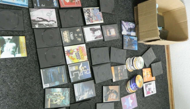 Trei bărbați care vindeau dvd-uri piratate au rămas fără marfă - dvd-1476091900.jpg