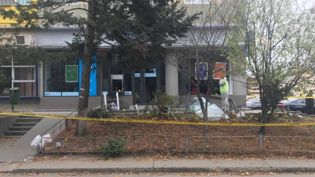 Tentativă de jaf la o bancă! Hoții au provocat o explozie pentru a fura un bancomat - e007338d13e74e16a9d986758e64eb48-1542107165.jpg