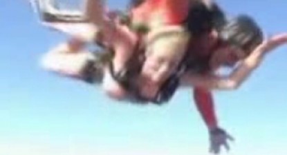 Porno parașutista! A sărit de la 5.000 de metri goală pușcă și a avut orgasm - e1338a27b388e26bfb125de6fd5ca047.jpg