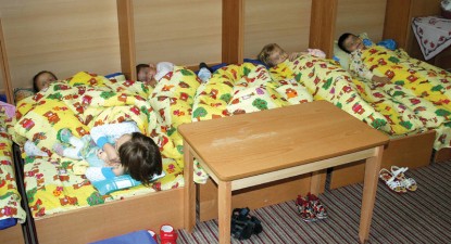 Copiii se joacă printre cuie ruginite și dorm câte doi în pat - e1bd3c7b2884187cdb13faabfa282fcb.jpg