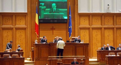 Premierul Boc a prezentat Parlamentului un pachet de măsuri anticriză pentru 2010 - e1c1eb3b8dad44c7af9fd0d19ab4910d.jpg