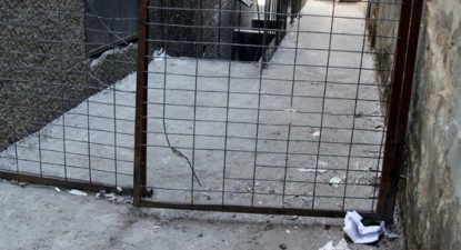Aruncă gunoaiele pe geam, de la etaj - e2631772cc931ae00d9e2d730b6abb7b.jpg