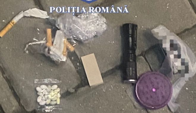 Doi bărbați descoperiți de polițiști că aveau asupra lor plicuri cu substanțe posibil psihoactive - e3cd2a9c90274103aaf8a6d25f4cbc62-1698678656.jpg